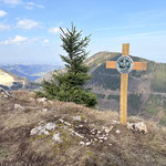 Auch der Koglerstein mit seinem kleinen Gipfelkreuz folgt sogleich - gleich nach dem Felsen mit dem kleinen Kreuz zweigt ein gut ausgetretener Pfad nach links ab und führt in weniger als einer Minute auf diesen kleinen Gipfel