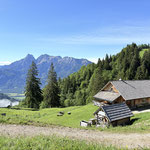 Vorbei an einer kleinen Almhütte - hier wird übrigens Käse verkauft