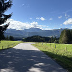Wählt man letztere Variante, so erreicht man gleich darauf die Tauplitz Alpenstraße. Über diese geht es nun zurück zum Parkplatz