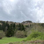 Mit dunkler werdenden Wolken im Hintergrund zeigte sich unser Tagesziel als spektakulärer Aussichtsfelsen