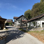 Am sogenannten Kögerlweg wanderten wir für etwa 5 Minuten durch eine Siedlung