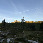 Während die Alm bereits in den Schatten gehüllt war, schien noch der Redende Stein im Licht der untergehenden Sonne zu glühen