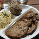 ... und das am besten bei einem leckeren Schweinsbraten