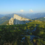  Blick über das Plateau, den Wegverlauf entlang der Felsklippe und die Spinnerin