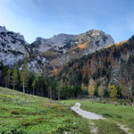 Vor uns liegt der Gamsspitz, links daran vorbei führt der Salzsteigjoch Steig