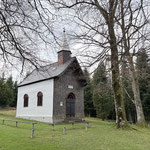 Liebevoll wurde hier ein Rastplatz mit Holzbänken rundum die Kapelle geschaffen
