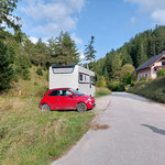 Gleich vorab: Der Parkplatz direkt vor dem Gasthof ist für Gäste vorbehalten - daneben gibt es aber eine freie Parkfläche, auf der man das Auto abstellen kann. Dieses Foto ist vom Ende der Tour :)