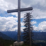  Gipfelkreuz des Großen Raschberges - im Hintergrund der Dachstein