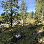 Vorbei an der Selbstversorgerhütte auf der Henaralm