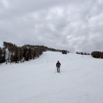 Unterhalb der Hirschkogelbahn Bergstation laufen die Pisten wieder zusammen - über einen steilen Aufschwung geht es gleich weiter