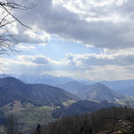 Mit schönem Tiefblick wanderten wir über die Forststraße und einen Waldabschneider (ein zweiter war wegen Forstarbeiten gesperrt). Sobald es nach links über eine Lichtung abwärts ginge, hielten wir uns geradeaus und blieben auf der Forststraße