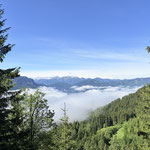 Linkerhand taten sich immer wieder schöne Ausblicke auf - unter anderem auf das Nebelmeer, aus dem wir gekommen waren :)
