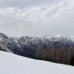 Rechterhand tat sich ein zunehmend eindrucksvoller Blick Richtung Bärenalm, Hirscheck und Almkogel auf