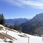 Nachdem wir die Aussicht am Gipfel genossen hatten, machten wir uns an den Abstieg über die Wiese zur Gradnalm