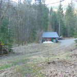 Bei der Forststraße am Ende des Waldpfades angekommen, erreichten wir den Beginn der Materialseilbahn zur Dümler Hütte