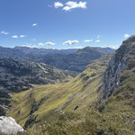 Östlich der steilen Felswände des Wildgößls schlängelt sich der Weg, später würden wir in dieses Tal absteigen und Richtung Pühringerhütte wandern