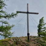 Bei dem hölzernen Gipfelkreuz blieben wir aber nur kurz, und gingen gleich weiter zu dem (5 Meter höherem) höchsten Punkt des Schobersteins