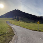 Mit Blick auf einen Vorgipfel unseres heutigen Tagesziels wanderten wir gemächlich über eine Forststraße los