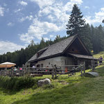 Nach einer ausgiebigen Pause verließen wir die gemütliche Hütte wieder und machten uns an den Abstieg