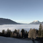 Ein Blick über die Schulter zeigte das tief von Nebel eingehüllte Ennstal mit seinem Wächter, dem markanten Grimming