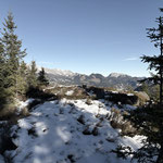 Direkt am Gipfel hat man keine Aussicht - folgt man gut ausgetretenen Steigspuren allerdings ein Stück weit aus dem Wald hinaus, bietet sich ein wunderbares Panorama!