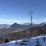 Während des Abstieges bot sich gleich das nächste Traumpanorama! Der strahlend blaue Fuschlsee, dahinter Schober und Frauenkopf. Im Hintergrund sind das Höllengebirge, der Traunstein und der markant geformte Schafberg zu sehen