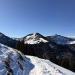 Ein Blick über die Schulter zeigte ein weiteres Mal Bergköpfl und Schmittenstein, sowie die Ausläufer vom Regenspitz links. Dahinter leuchten die weißen Gipfel der Berchtesgadener Alpen rundum den Hohen Göll 
