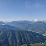 Aussicht Richtung Süden über die umliegenden Gipfel der Region, und weiter bis zu den nördlichen Felsabfällen des Sengsengebirges