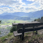 Die Bank am Gipfel bietet einen schönen Ausblick...