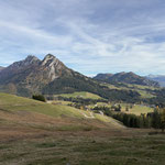 Eines steht fest - auch im Tal kann man eine wundervolle Aussicht genießen, so wie hier auf Gwöhnlistein und Hechlstein