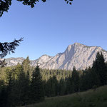 Ausblick während des Aufstieges zum Reichenstein - unterhalb dessen spektakulärer Feldwand liegt die Zimitzalm, unser heutiges Ziel