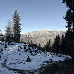 Hinter uns waren markant die Weißenbacher Wände zu sehen