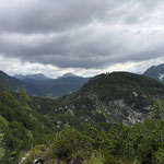 Hier war der weitere Verlauf unserer Tour schön zu sehen - Hochklapfsattel, Augstwiesenalm und (am Foto etwas schwer zu erkennen) das Albert Appelhaus inmitten des Waldes
