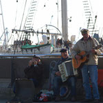 Straßenmusikanten im Hafen