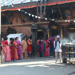 Schlangestehen im Tempel von Patan