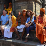 Sadhus in Kathmandu lassen sich gegen Geld gerne mit Touristen fotografieren