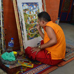 Ein buddhistischer Mönch bei der Tankamalerei