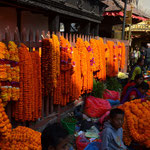 Kurz vor dem Dasheinfest werden überall Blumen verkauft