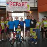 L'équipe du vélo du coeur (en bleu) : Smail Sbitity, Luc Bandesapt, Jean-Marie Haxaire, Christophe Viot et Luc Michaux (T-shirt noir), entourés du club de vélo Soultzia de Soutz.
