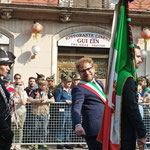 Il sindaco Possamai con la Bandiera di Vicenza