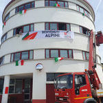 La sede della municipalizzata AMCPS espone bandiere e striscione di benvenuto