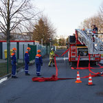 Löschangriff über die Drehleiter mit Korb