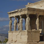 Les Caryatids du temple d'Athénas