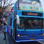 Un bus illuminé dans Shanghaï