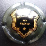 Marque : BOLLINGER N° Lambert : 32 Couleur : Kaki métallisé, verso or. Lettres épaisses Description : Blason contenant l'inscription "BOLLINGER AY - FRANCE"   Emplacement : 