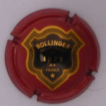 Marque : BOLLINGER N° Lambert : 51b Couleur : Rouge foncé. Ecusson contour or. 32mm Description : Blason contenant l'inscription "BOLLINGER MAISON FONDEE EN 1829 AY - FRANCE" Emplacement : 