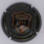 Marque : BOLLINGER N° Lambert : 42 Couleur : Anthracite verso or Description : Blason contenant l'inscription "BOLLINGER MAISON FONDEE EN 1829 AY - FRANCE" Emplacement : 