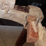 Une fois dégarnies, Les armatures bois révèlent des fragilités importantes dues aux multiples réparations précédentes.