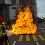 Vorführung der Brandschutz Ettiswil AG: Dieses Feuer wartet auf den Schaumlöscher!