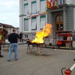 Vorführung der Brandschutz Ettiswil AG: Mit dem CO2-Löscher gegen einen kleines Feuerchen